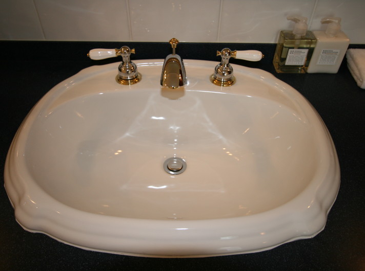 ELEGANT VANITY